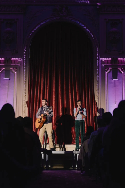 Moumou et Tocard sur scène